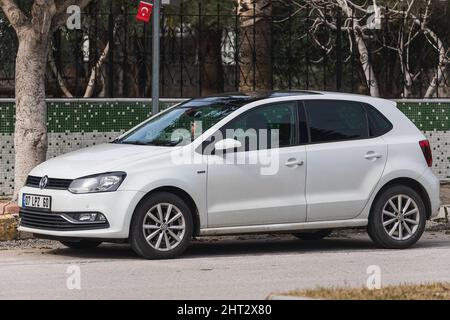 Side, Turquie – 06 2022 février : le Polo blanc Volkswagen est stationné dans la rue par une chaude journée sur fond de parc Banque D'Images