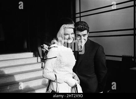 Le mariage d'Al Mancini et de Denny Dayviss au Caxton Hall, Londres. Il n'y avait pas de demoiselles d'honneur ou de demoiselles d'honneur, mais il y avait huit meilleurs hommes. 23rd novembre 1965. Banque D'Images
