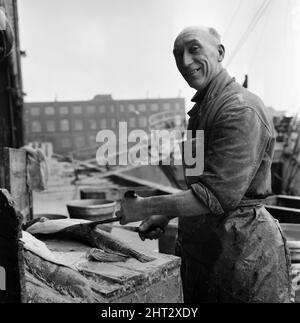 King George Dock, Hull. M. Harry Kelsey (51) dans les quais de pêche. Mars 1965. Banque D'Images