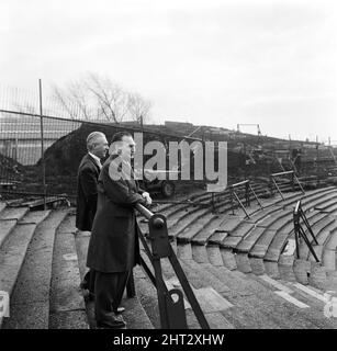 Club de football de Hull City. M. Cliff Britten, le directeur du club, avec son président de direction, M. Harold Needler, inspectant le travail de fondation pour un nouveau stand. 16th mars 1965. Banque D'Images