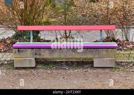 Banc de stationnement peint aux couleurs vives de l'arc-en-ciel Banque D'Images