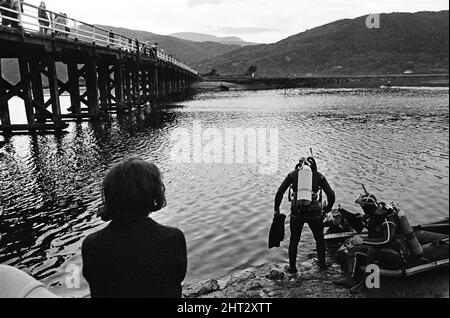 Le bateau de plaisance Prince of Wales a chaviré et a fait passer ses 39 passagers dans l'estuaire du Mawddach à Penmaenpool, Merioneth, au nord du pays de Galles, le 22nd juillet 1966 . La visite de l'après-midi d'été est devenue une lutte soudaine pour la survie alors que le bateau faisait un virage en « U » vers une jetée d'atterrissage. Le prince de Galles a été balayé contre un pont à péage. Un trou a été déchiré dans le bateau et il a coulé en trois minutes. Entraînant la mort de 15 personnes, dont 4 enfants. Sur la photo, des grenouille fouillant la scène de l'accident. 23rd juillet 1966. Banque D'Images