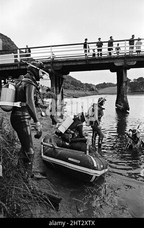 Le bateau de plaisance Prince of Wales a chaviré et a fait passer ses 39 passagers dans l'estuaire du Mawddach à Penmaenpool, Merioneth, au nord du pays de Galles, le 22nd juillet 1966 . La visite de l'après-midi d'été est devenue une lutte soudaine pour la survie alors que le bateau faisait un virage en « U » vers une jetée d'atterrissage. Le prince de Galles a été balayé contre un pont à péage. Un trou a été déchiré dans le bateau et il a coulé en trois minutes. Entraînant la mort de 15 personnes, dont 4 enfants. Photo, 23rd juillet 1966. Banque D'Images