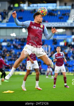 Brighton, Royaume-Uni. 26th févr. 2022. Lucas digne, d'Aston Villa, se réchauffe le match de la Premier League entre Brighton & Hove Albion et Aston Villa à l'Amex le 26th 2022 février à Brighton, en Angleterre. (Photo de Jeff Mood/phcimages.com) Credit: PHC Images/Alamy Live News Banque D'Images