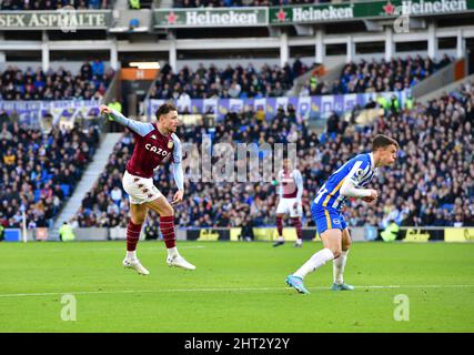 Brighton, Royaume-Uni. 26th févr. 2022. Matthew Cash d'Aston Villa tire et enregistre des scores lors du match de la Premier League entre Brighton & Hove Albion et Aston Villa à l'Amex le 26th 2022 février à Brighton, en Angleterre. (Photo de Jeff Mood/phcimages.com) Credit: PHC Images/Alamy Live News Banque D'Images