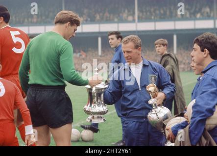 Le match du fa Charity Shield Merseyside derby 1966 entre Liverpool et Everton au parc Goodison. Avant le match, Roger Hunt, Alan ball et Ray Wilson ont participé à la coupe du monde, à la coupe FA et au trophée de la ligue de football autour de Goodison Park. Liverpool a gagné le match par 1 buts à 0. Spectacles photo : joueurs et personnel d'Everton admirant les différents trophées exposés. 13th août 1966. Banque D'Images