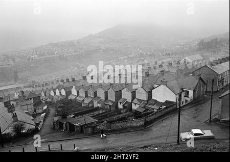 Abertillery, la plus grande ville de la vallée d'Ebbw Fach dans ce qui était le comté historique de Montockshire, aujourd'hui comté de Gwent. 17th février 1965. Banque D'Images