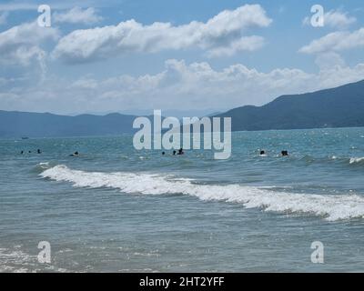 Florianopolis, Santa Catarina, Brésil. 26th févr. 2022. (INT) mouvement des baigneurs sur la plage de Daniela, sur la côte de Santa Catarina. 26 février 2022, Florianopois, Santa Catarina, Brésil: Mouvement des baigneurs sur la plage de Daniela, à Florianopolis, le samedi du Carnaval et agréable température sur la côte de Santa Catarina. (Credit image: © Leco Viana/TheNEWS2 via ZUMA Press Wire) Banque D'Images