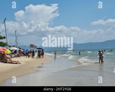 Florianopolis, Santa Catarina, Brésil. 26th févr. 2022. (INT) mouvement des baigneurs sur la plage de Daniela, sur la côte de Santa Catarina. 26 février 2022, Florianopois, Santa Catarina, Brésil: Mouvement des baigneurs sur la plage de Daniela, à Florianopolis, le samedi du Carnaval et agréable température sur la côte de Santa Catarina. (Credit image: © Leco Viana/TheNEWS2 via ZUMA Press Wire) Banque D'Images