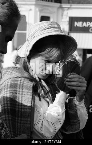 Julie Christie sur le set de «loin de la foule de mounding» à Weymouth, Dorset. 27th septembre 1966. Banque D'Images