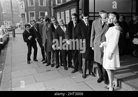 Le mariage d'Al Mancini et de Denny Dayviss au Caxton Hall, Londres. Les huit meilleurs hommes font la queue pour embrasser la mariée. G-D Groom Al Mancini, lance Percival, Jack Duncan, Frank Dux, Kenneth Cope, Roy Kinnear, William Rushton, Ronnie Carroll, Ned Sherrin avec la mariée. 23rd novembre 1965. Banque D'Images