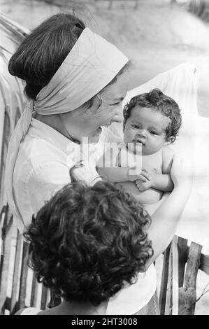 Angela Wallace, volontaire britannique aux Nations Unies, âgée de 21 ans, d'Ayr, en Écosse, travaille dans les quartiers pauvres de Rio de Janeiro, au Brésil, photographiés le 22nd avril 1966. John Pilger Feature les jeunes en action Banque D'Images