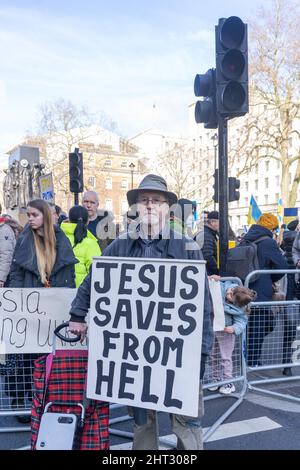 Londres, Royaume-Uni, 26th février 2022, des manifestants anti-guerre drapés de drapeaux ukrainiens faisaient partie de centaines de personnes rassemblées le long de Whitehall dans un rassemblement et une manifestation Banque D'Images