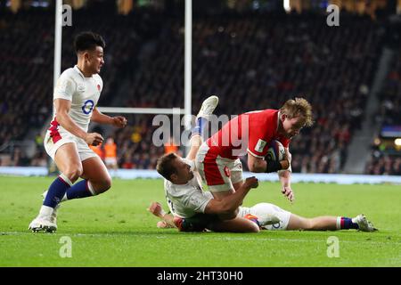 Londres, Royaume-Uni. 26th févr. 2022. Nick Tompkins, du pays de Galles, marque ses équipes à 2nd points d'essai. Match de championnat Guinness six Nations 2022, Angleterre / pays de Galles au stade de Twickenham à Londres le samedi 26th février 2022. photo par Andrew Orchard/Andrew Orchard sports Photography/ Alay Live News crédit: Andrew Orchard sports Photography/Alay Live News Banque D'Images