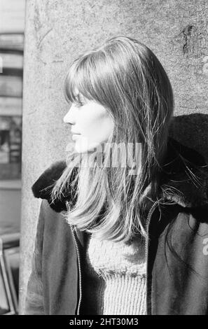Françoise Hardy, chanteuse française, photographiée à Mayfair, Londres, 11th mars 1965. Françoise Hardy est au Royaume-Uni pour une session d'enregistrement et pour faire une apparition sur Ready Steady Go. Banque D'Images