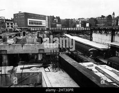 Vue du pont temporaire sur la gare de New Street en direction du nouvel hôtel Savoy avec la plate-forme 7 sur la droite. Birmingham, West Midlands. 16th mars 1965. Banque D'Images