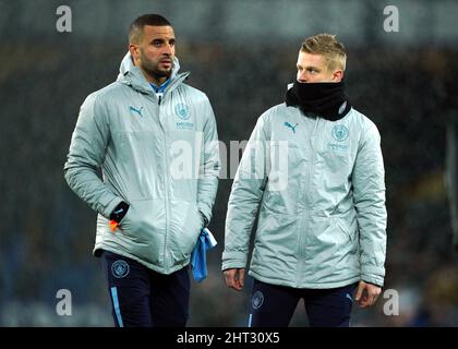 Oleksandr Zinchenko de Manchester City (à droite) et Kyle Walker à mi-temps pendant le match de la Premier League à Goodison Park, Liverpool. Date de la photo: Samedi 26 février 2022. Banque D'Images