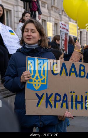 Londres, Royaume-Uni, 26th février 2022, des manifestants anti-guerre drapés de drapeaux ukrainiens faisaient partie de centaines de personnes rassemblées le long de Whitehall dans un rassemblement et une manifestation Banque D'Images