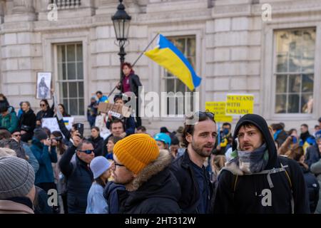 Londres, Royaume-Uni, 26th février 2022, des manifestants anti-guerre drapés de drapeaux ukrainiens faisaient partie de centaines de personnes rassemblées le long de Whitehall dans un rassemblement et une manifestation Banque D'Images