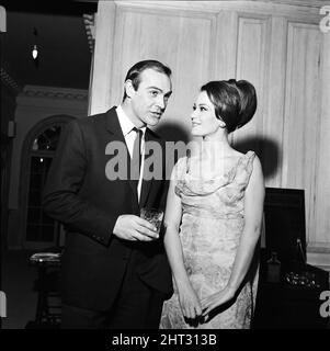 L'actrice parisienne Claudine Auger jouera Domino dans le film James Bond Thunderball, vu ici avec Sean Connery lors d'une interview avec le journaliste d'affaires du Daily Mirror, Donald Zec. 17th février 1965 Banque D'Images