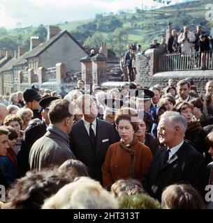 La Reine et le prince Philip visitant Aberfan.29th octobre 1966. Les événements du vendredi 21 octobre 1966 Pointe no 7, qui était à 500 pieds au-dessus du village d'Aberfan, près de Merthyr Tydfil, a commencé à glisser à 9,15 heures du matin. C'était le dernier jour avant la mi-mandat dans les écoles de Pantglas ci-dessous. Il a d'abord frappé une ferme, tuant tout le monde. Il engloutit ensuite la Pantglas Junior School, tuant 109 enfants et cinq enseignants. Seulement une poignée des enfants âgés de sept à dix ans ont survécu. La pointe comprenait des déchets de collierie, liquéfiés par les ressorts situés en dessous. Le glissement de débit liquéfié d'environ 100 000 tonnes de sl Banque D'Images