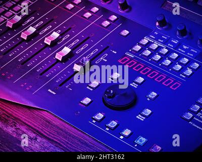 Console de diffusion, modèle de production générique. Gros plan sur les faders d'un mélangeur numérique de studio type professionnel, utilisé sur la vidéo a Banque D'Images