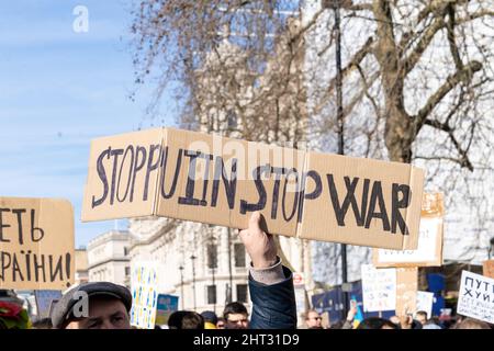 Londres, Royaume-Uni, 26th février 2022, des manifestants anti-guerre drapés de drapeaux ukrainiens faisaient partie de centaines de personnes rassemblées le long de Whitehall dans un rassemblement et une manifestation Banque D'Images