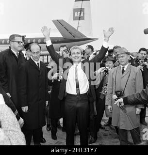 David McCallum, acteur qui joue le rôle d'agent secret Illya Kuryakin dans NBC, montre l'homme de l'ONU C. L.E., photographié arrivant à l'aéroport de Londres. 16th mars 1966. Banque D'Images