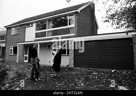 Bobby Charlton de Manchester United en photo avec sa femme Norma et leurs filles Andrea et Suzanne dans leur nouvelle maison de luxe à Lymm, Cheshire. 11th novembre 1966. Banque D'Images