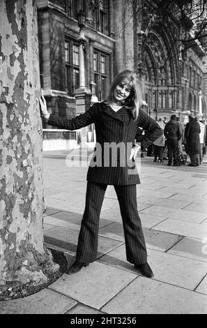 Julie Christie sur place, à l'extérieur du Victoria and Albert Museum, à South Kensington, filant « Darling ». 5th janvier 1965. Banque D'Images