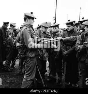 La chasse au bagnard échappé Frank Mitchell. Des hommes des 1st Argyll et Sutherland Highlanders ont pris part aujourd'hui à la chasse à l'homme. Chacun armé d'une poignée de cueillette, dirigée par Paddy Pearson, un joueur non armé, se répand sur une ligne de chemin de fer à Lydford, dans le Devon. 14th décembre 1966. Banque D'Images