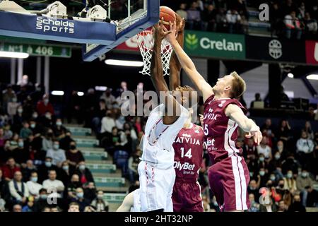 Kevin TUMBA (16) de Belgique et Mareks MEJERIS (5) de Lettonie pendant la coupe du monde FIBA 2023, qualifications européennes, 1st Round Group A Basketball match entre la Belgique et la Lettonie le 25 février 2022 à la Mons Arena à Mons, Belgique - photo: Ann-dee Lamour/DPPI/LiveMedia Banque D'Images