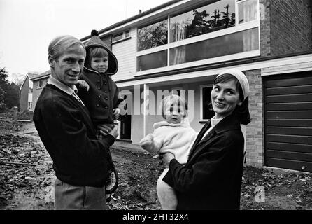 Bobby Charlton de Manchester United en photo avec sa femme Norma et leurs filles Andrea et Suzanne dans leur nouvelle maison de luxe à Lymm, Cheshire. 11th novembre 1966. Banque D'Images