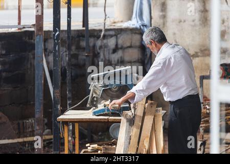 Side, Turquie – février 06 2022 : travaux de menuisier avec scie circulaire pour les planches à découper, les barres sciées, la construction et la rénovation, la réparation a Banque D'Images