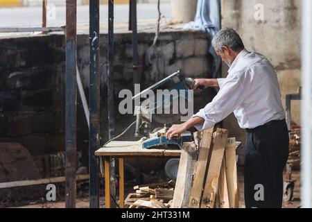 Side, Turquie – février 06 2022 : travaux de menuisier avec scie circulaire pour les planches à découper, les barres sciées, la construction et la rénovation, la réparation a Banque D'Images