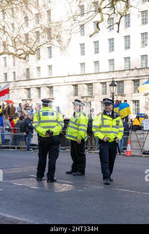 Londres, Royaume-Uni, 26th février 2022, des manifestants anti-guerre drapés de drapeaux ukrainiens faisaient partie de centaines de personnes rassemblées le long de Whitehall dans un rassemblement et une manifestation Banque D'Images