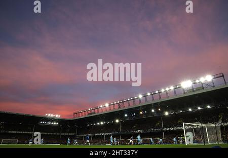 Liverpool, Angleterre, le 26th février 2022. Le soleil se couche pendant le match de la Premier League à Goodison Park, Liverpool. Crédit photo à lire: Darren Staples / Sportimage crédit: Sportimage / Alay Live News Banque D'Images