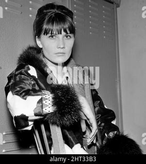 La chanteuse pop Sandie Shaw est photographiée dans son dressing après un spectacle à Manchester le 1965 septembre Banque D'Images