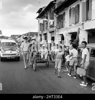 Freddie, groupe pop de Manchester, et les Rêveurs photographiés à Singapour lors de leur tournée mondiale. Ici, le groupe dirigé par le chanteur Freddie Garrity est photographié en faisant leur chemin dans la ville à vélo. 30th mars 1965. Banque D'Images