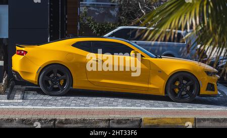 Side, Turquie – le 06 2022 février : la Camaro jaune de Chevrolet est garée dans la rue par une chaude journée sur fond de stationnement Banque D'Images