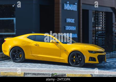 Side, Turquie – le 06 2022 février : la Camaro jaune de Chevrolet est garée dans la rue par une chaude journée sur fond de stationnement Banque D'Images