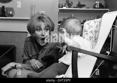 L'actrice Sheila Hancock avec sa petite fille Melanie Jane. 14th mars 1965. Banque D'Images