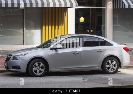 Side, Turquie – le 06 2022 février : la Cruze argent de Chevrolet est garée dans la rue par une chaude journée d'été sur fond de bâtiment, de magasin Banque D'Images