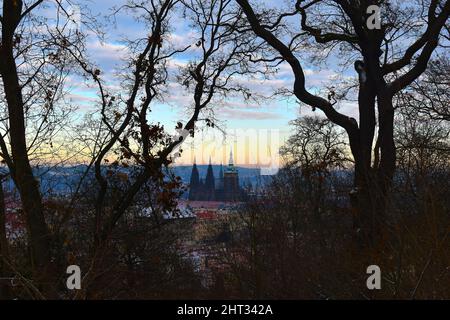 Prague, vue sur le château de Prague au coucher du soleil, maisons aux façades colorées, soirée d'hiver, vue sur les jardins de Petrin, République tchèque. Banque D'Images