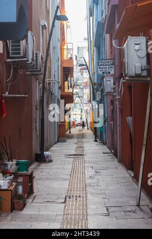 Side, Turquie – février 06 2022 : rue très étroite et colorée en turquie avec des maisons colorées Banque D'Images