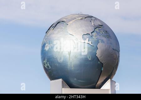 Side; Turquie – février 06 2022 : gros plan du globe métallique contre le ciel Banque D'Images