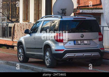 Side; Turquie – février 06 2022 : Silver Skoda Yeti se trouve dans la rue sur un solarium, sur fond d'un bâtiment, d'arbres Banque D'Images