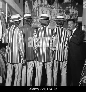 Ronnie Bond, Peter Staples, Chris Britton et Reg Presley du groupe pop The Troggs, photographiés à la boutique « Take Sir » de Wardour Street, Londres. Sid Brant (à droite), le propriétaire du magasin leur avait promis £1 000 vêtements s'ils avaient libéré un single qui avait fait les cinq premiers. Leur record 'Wild Thing' est maintenant numéro deux dans les graphiques mai 1966 Banque D'Images