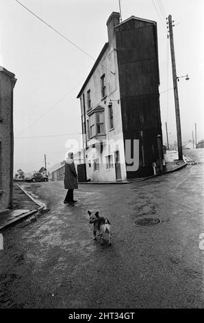 Abertillery, la plus grande ville de la vallée d'Ebbw Fach dans ce qui était le comté historique de Montockshire, aujourd'hui comté de Gwent. 17th février 1965. Banque D'Images