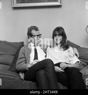 Bamber Gascoigne, personnalité de la télévision et sa femme Christina chez elle à Notting Hill, Londres. 15th septembre 1965. Banque D'Images